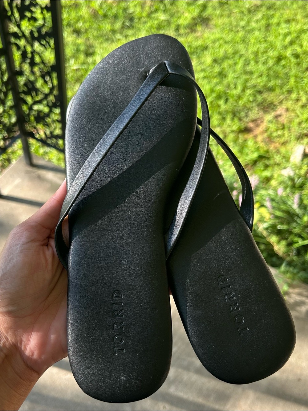 Torrid Black Leather Flip Flops 11WW NEW Sandals - Picture 3 of 3
